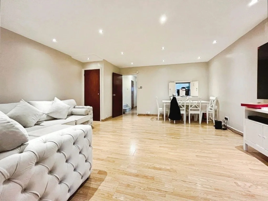 Waters Drive, Staines-upon-Thames, TW18, photo 4