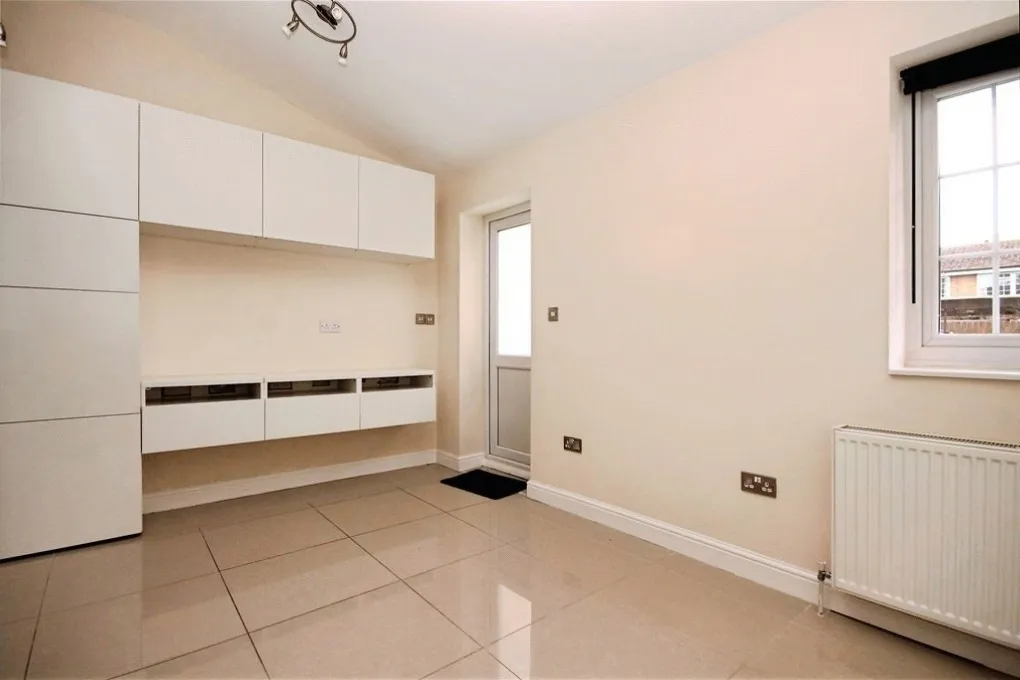 Waters Drive, Staines-upon-Thames, TW18, photo 9