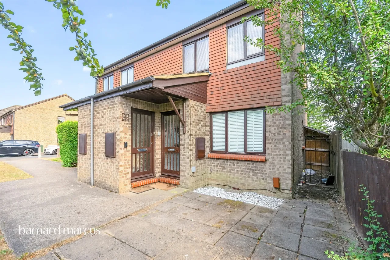 2 bed flat for sale — Godwin Close, EPSOM