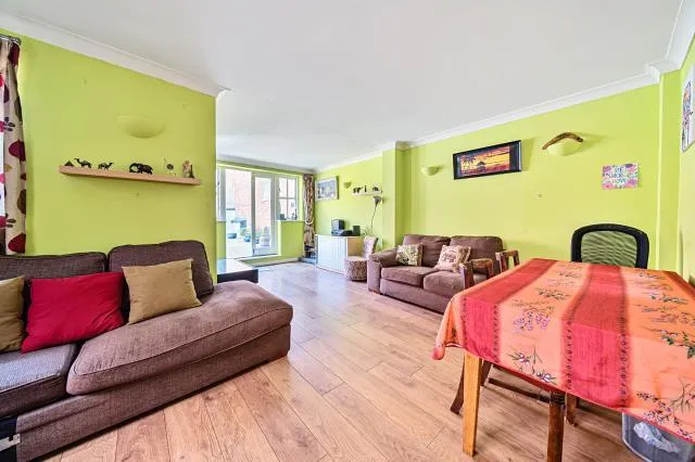 3 bed flat for sale, The Broadway, Chesham, HP5
