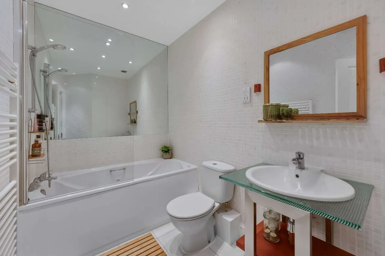 Haines Court, Weybridge, Surrey, KT13 0BH, photo 11