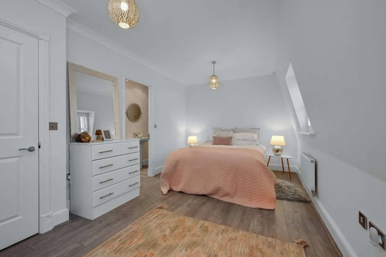 Haines Court, Weybridge, Surrey, KT13 0BH, photo 10