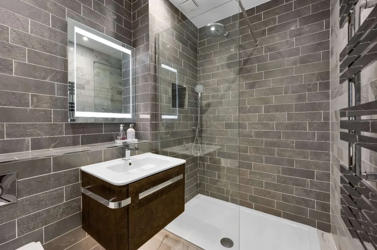 Haines Court, Weybridge, Surrey, KT13 0BH, photo 9
