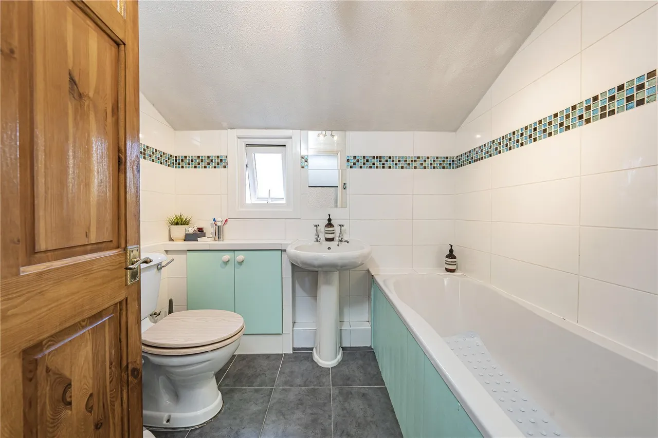 Colham Avenue, Yiewsley, UB7, photo 17