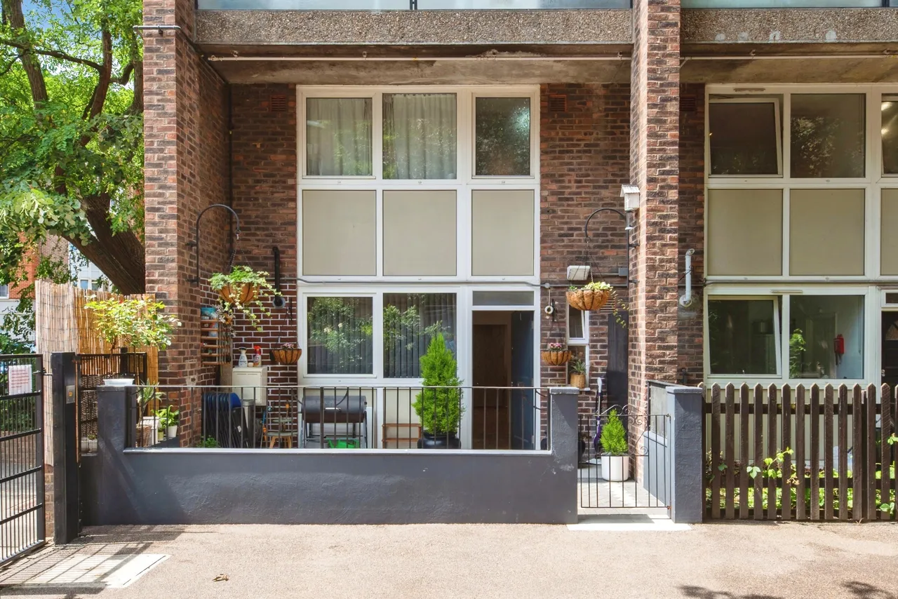 3 bed flat for sale, Ironmonger Row, London, EC1V
