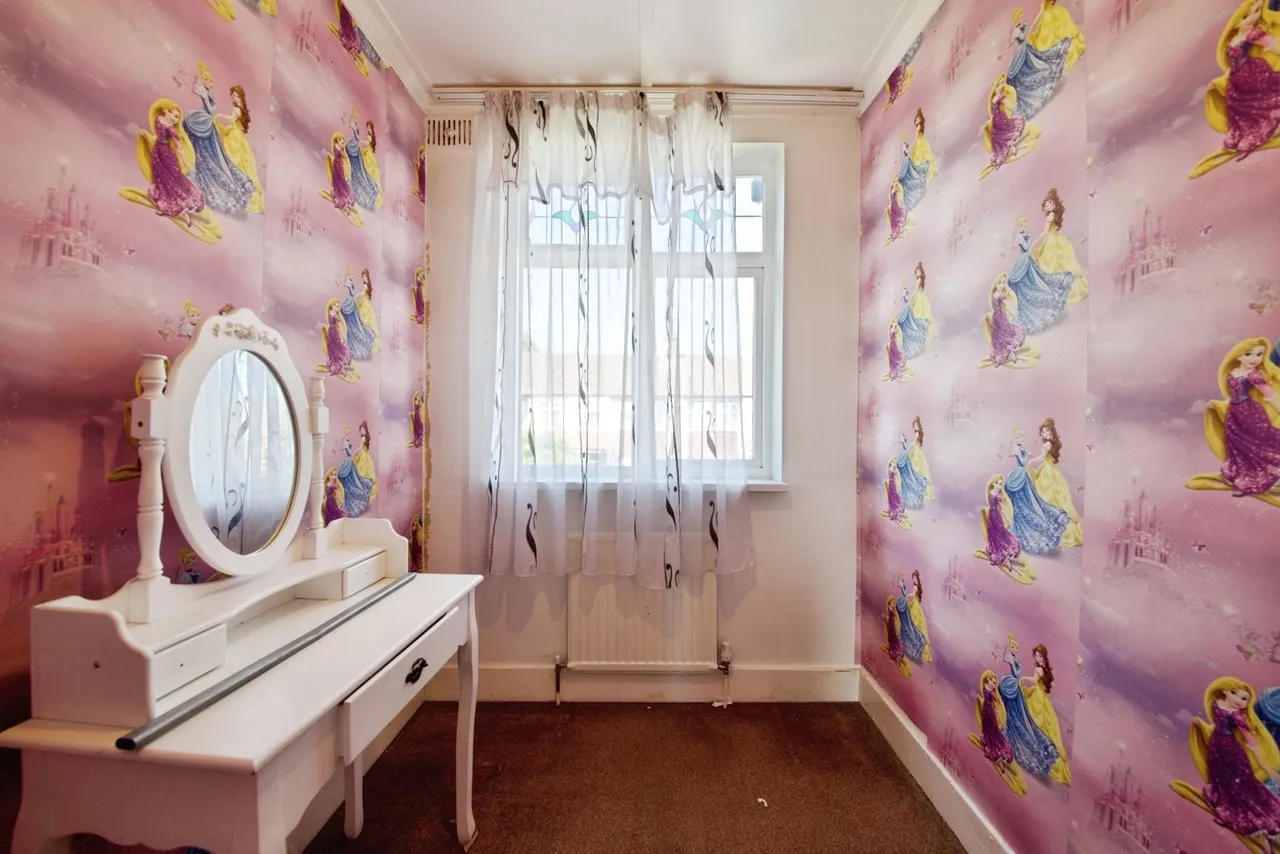York Road, London, N18, photo 17
