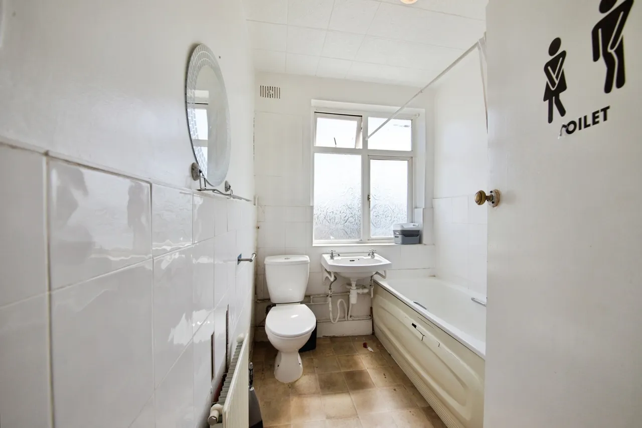 York Road, London, N18, photo 18