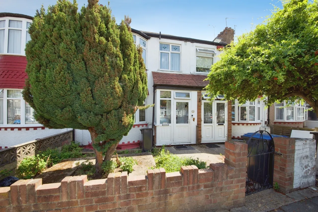 3 bed house for sale — York Road, London, N18