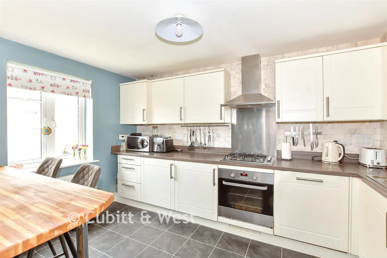 Whiteland Way, Clanfield, PO8, photo 3