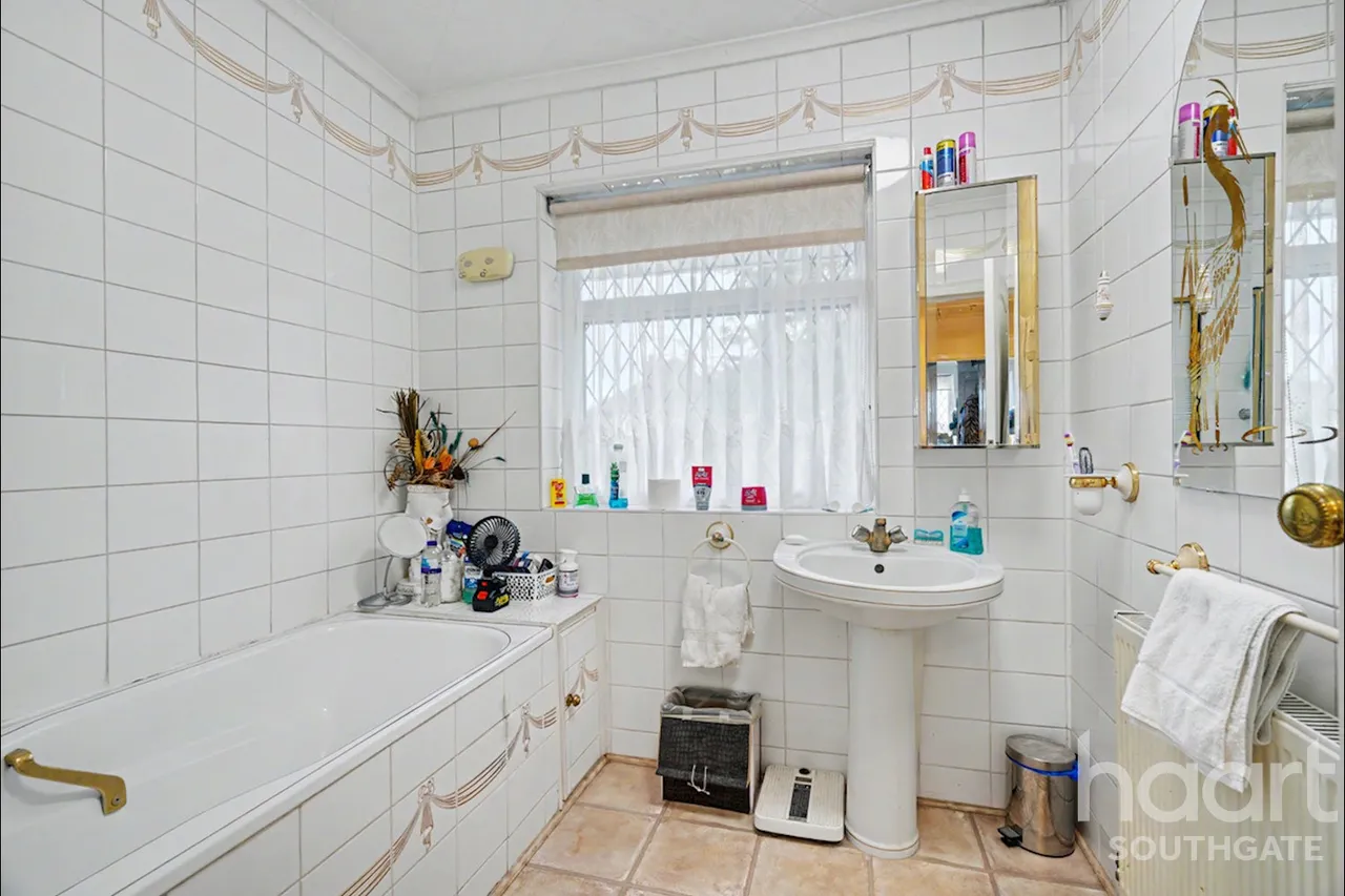 Chase Road, London, N14, photo 43