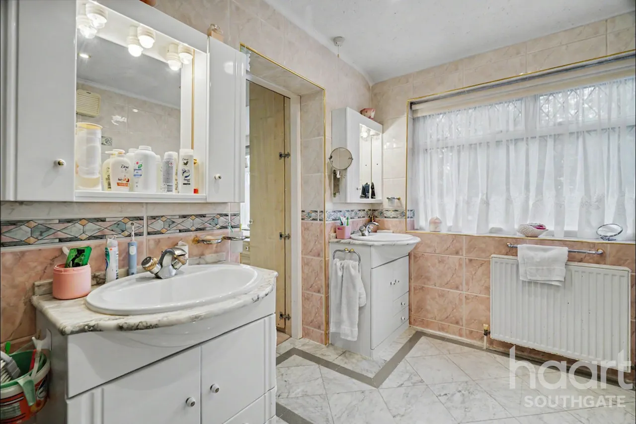 Chase Road, London, N14, photo 37