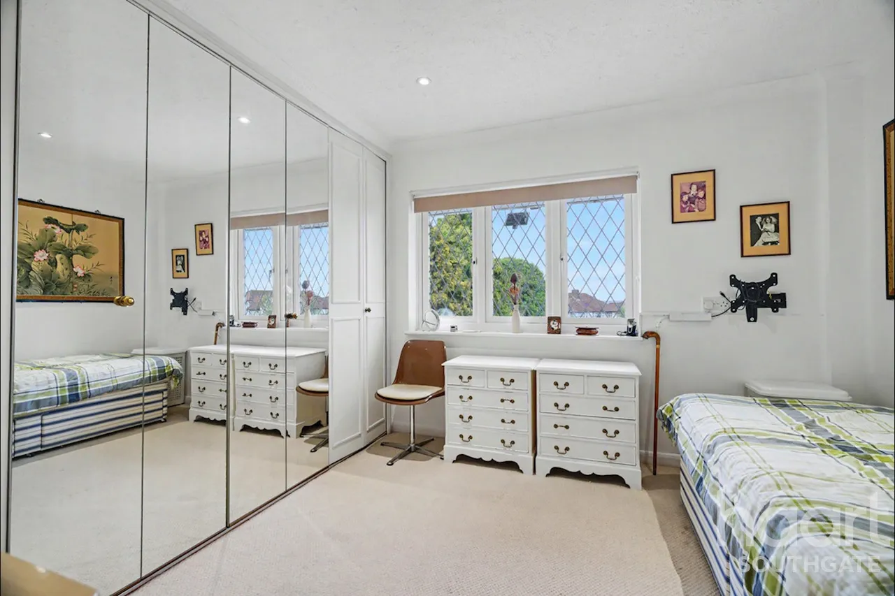 Chase Road, London, N14, photo 39