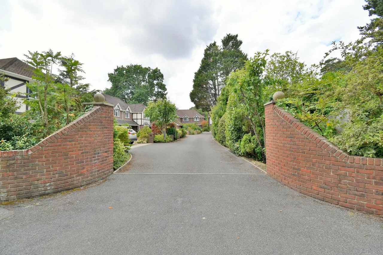 Pinewood Road, BH22, photo 22