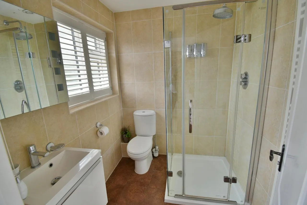 Pinewood Road, BH22, photo 16