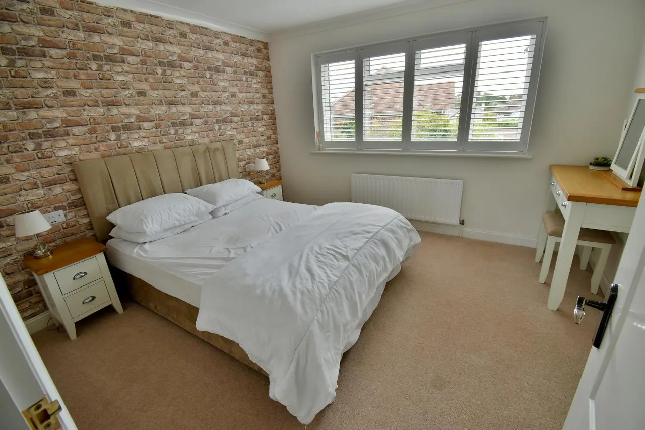 Pinewood Road, BH22, photo 15