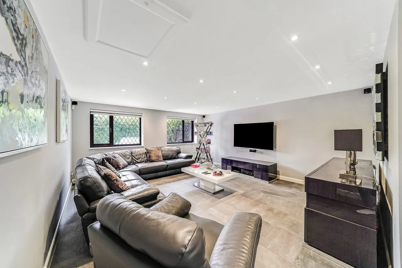 Canterbury Close, Chigwell, IG7, photo 6