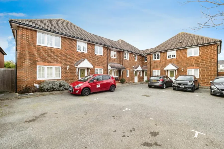 2 bed flat to rent, Witham Road, Romford, RM2
