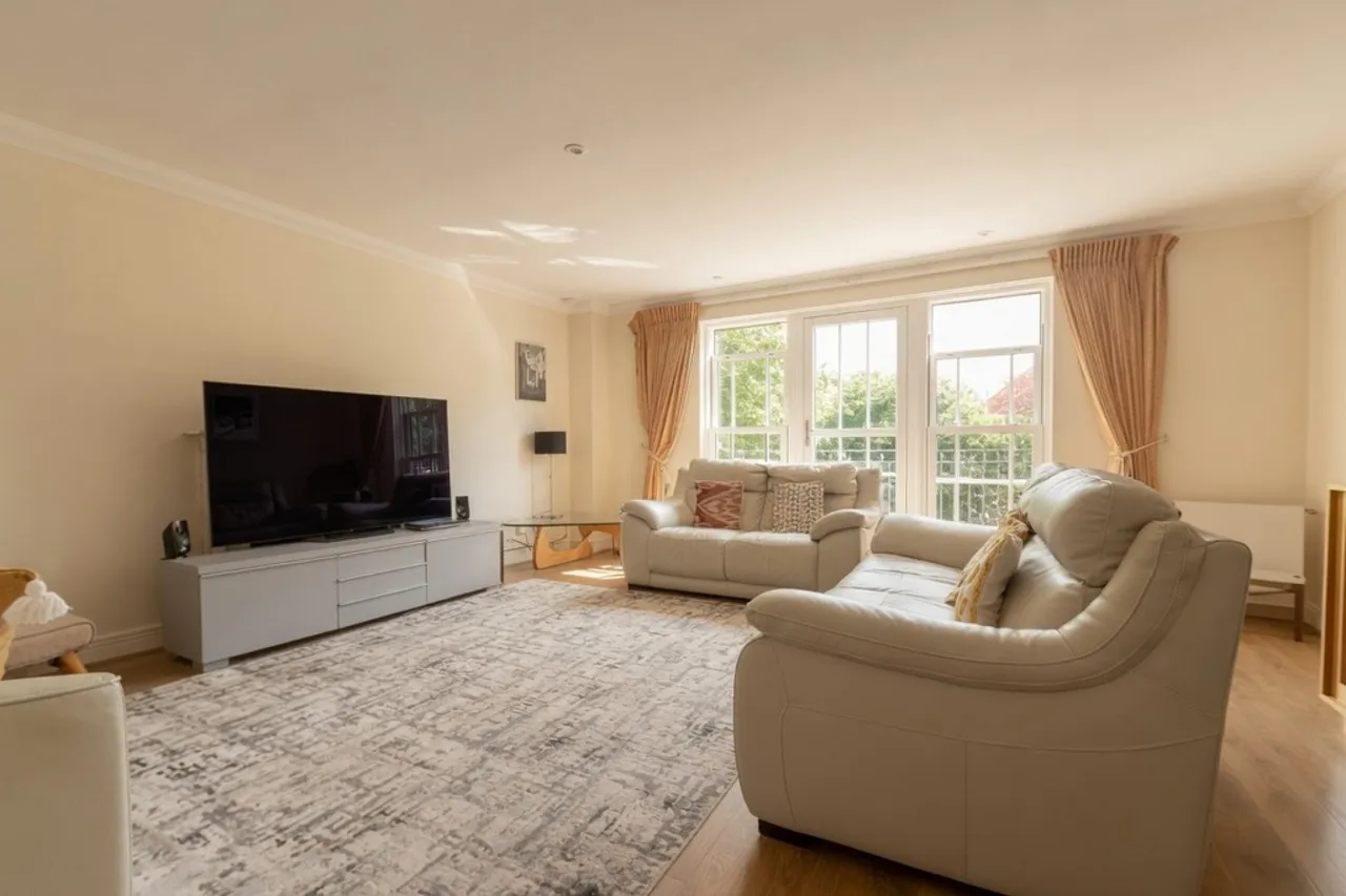Chapel Square, Virginia Water, photo 9