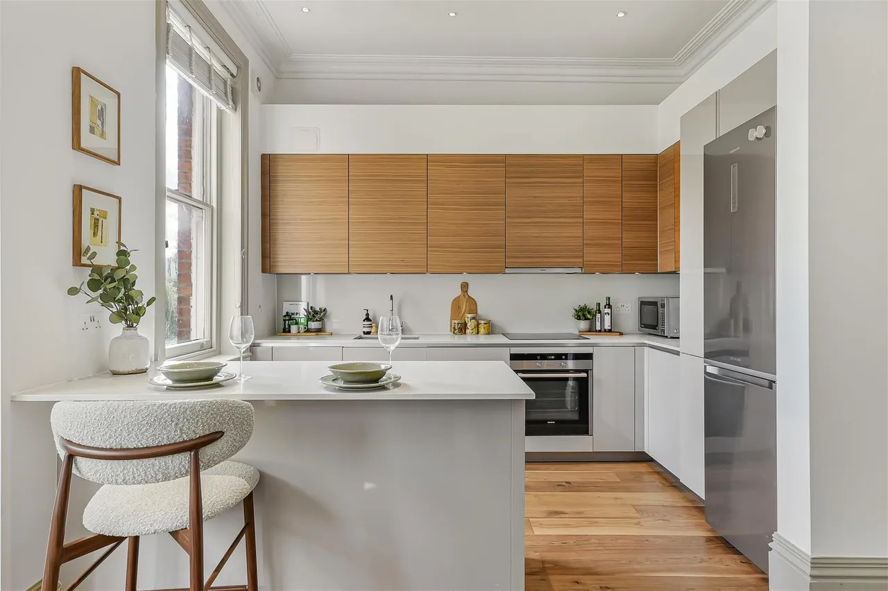 Fitzjohns Avenue, London, NW3, photo 2