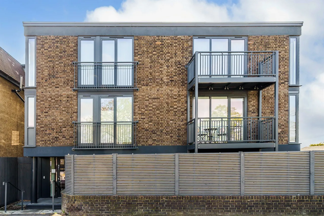 1 bed flat for sale, Tealing Drive, Epsom, KT19