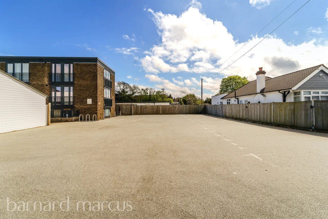 Tealing Drive, Epsom, KT19, photo 11