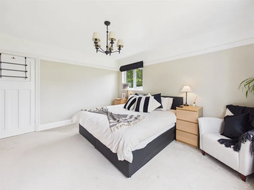 Stroud Road, Tuffley, photo 16