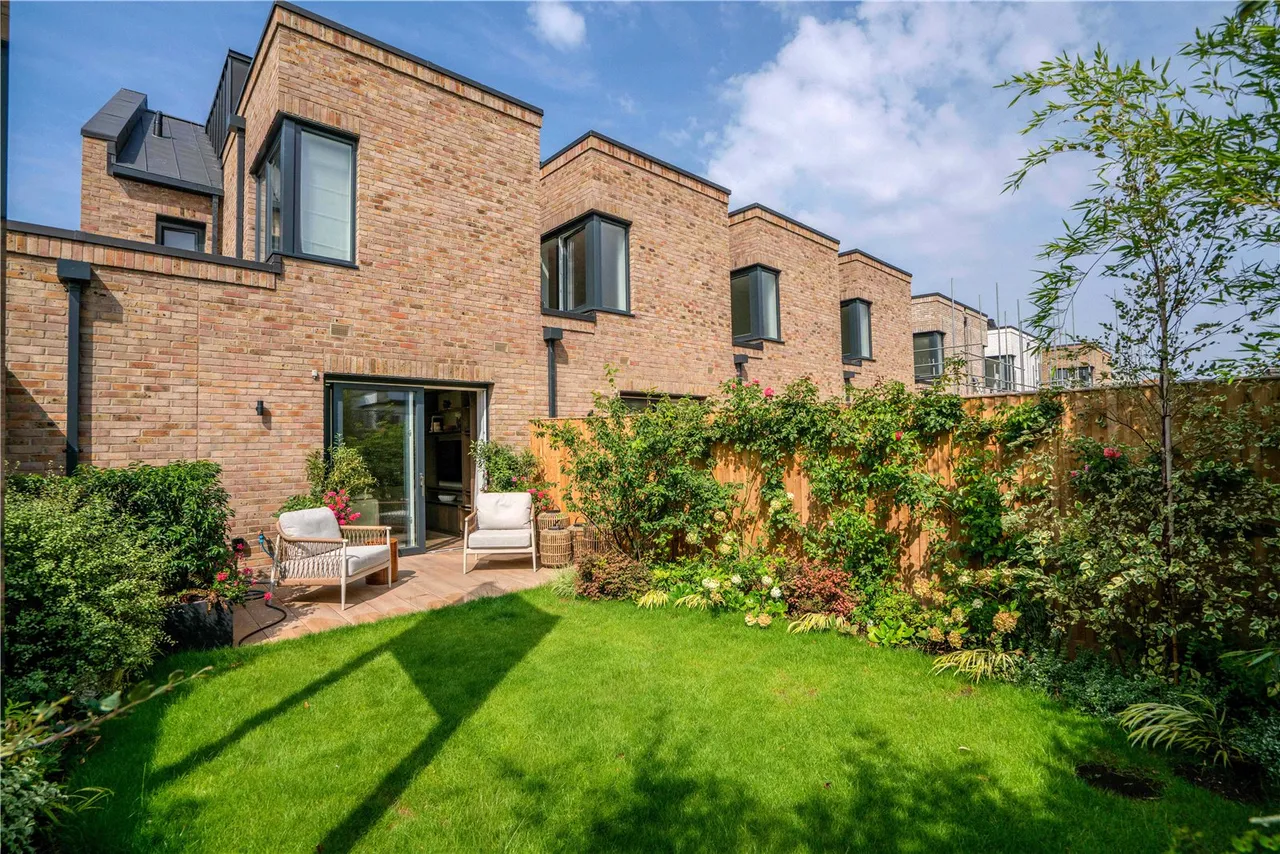 3 bed house for sale, Bakers Mews, Twickenham, TW2