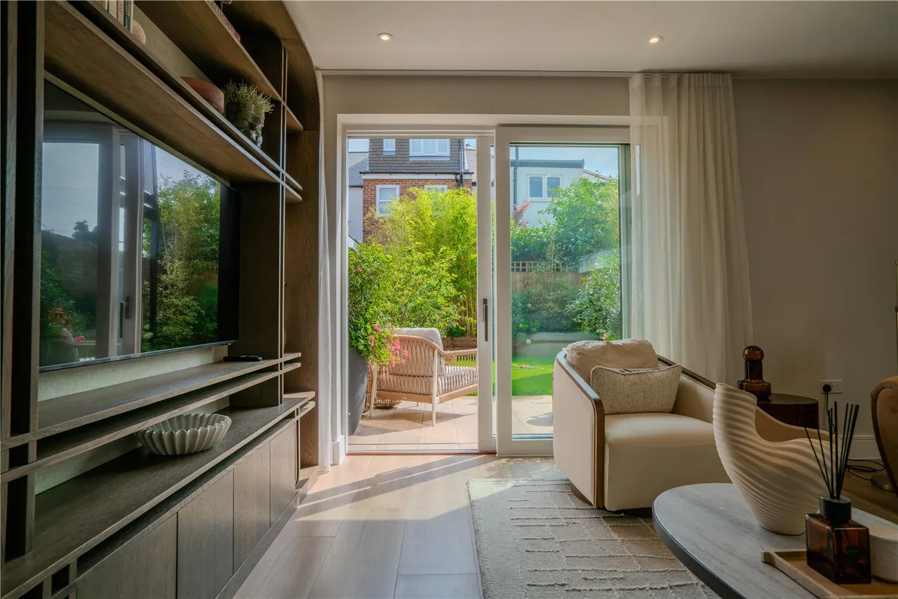 Bakers Mews, Twickenham, TW2, photo 2