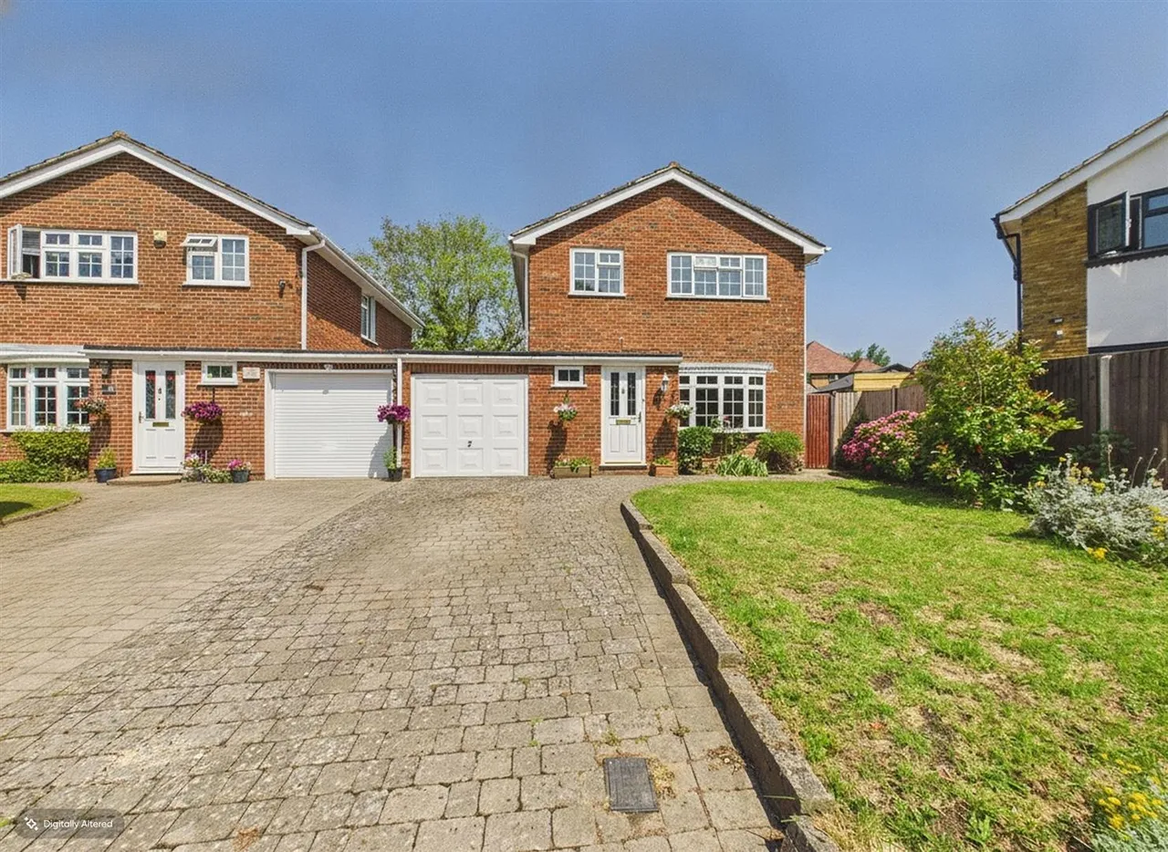 4 bed property for sale — Seaford Close, Ruislip, HA4 7HN