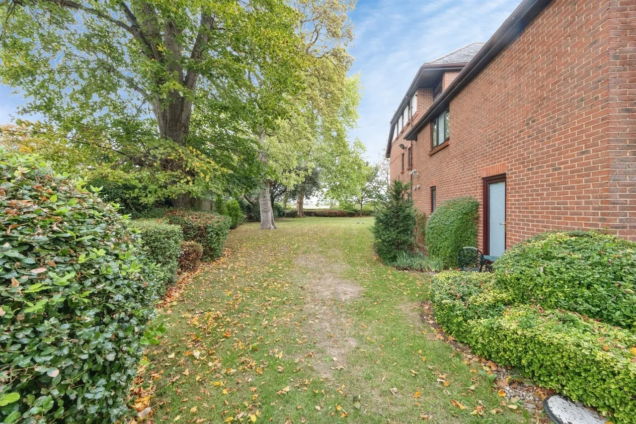 Lawnsmead Gardens, Newport Pagnell, MK16, photo 14