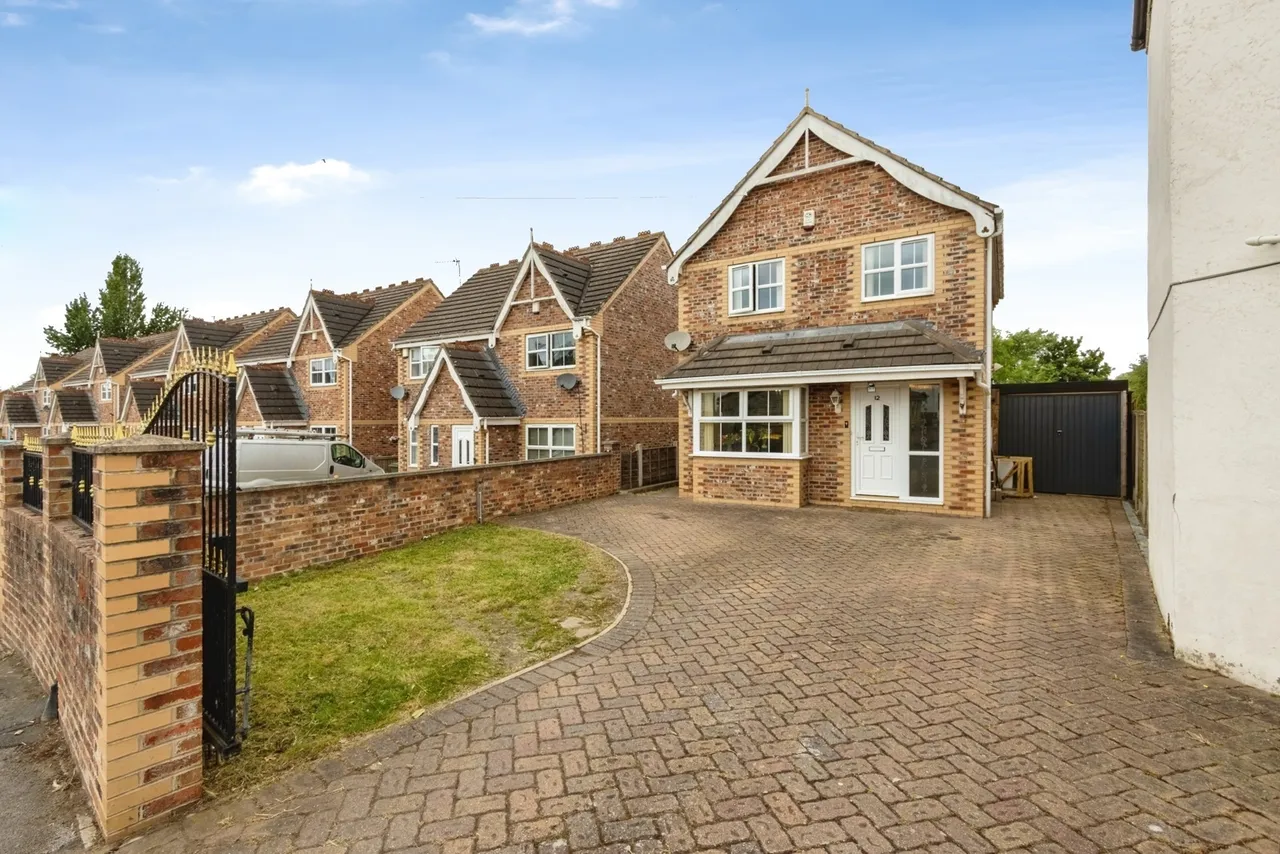 3 bed house for sale — Moor Road, Stanley, Wakefield, West Yorkshire, WF3