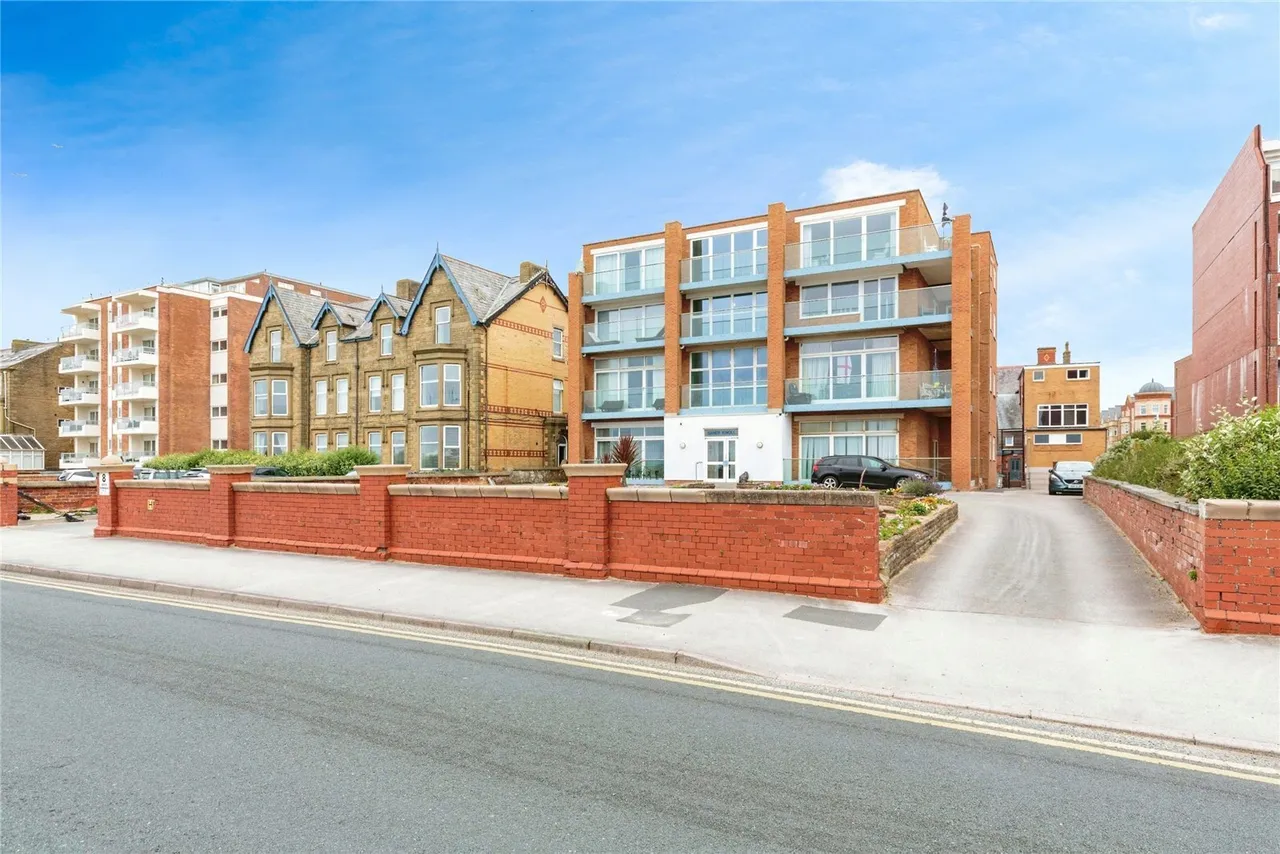 3 bed flat for sale, North Promenade, Lytham St. Annes, FY8