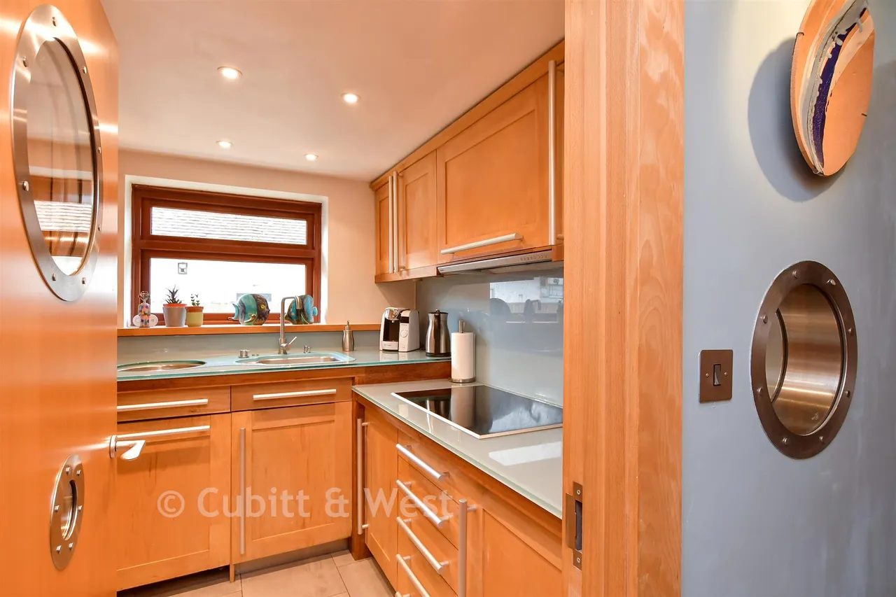 Central Avenue, Telscombe Cliffs, BN10, photo 13