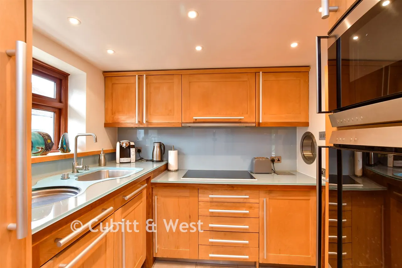Central Avenue, Telscombe Cliffs, BN10, photo 11