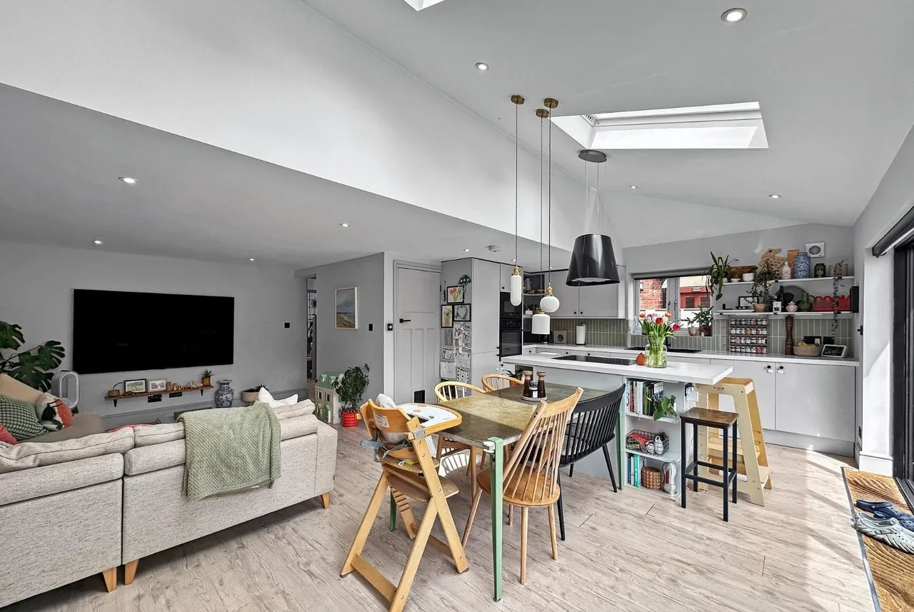 Oakleigh Avenue, Timperley, Cheshire WA15 6QT, photo 2