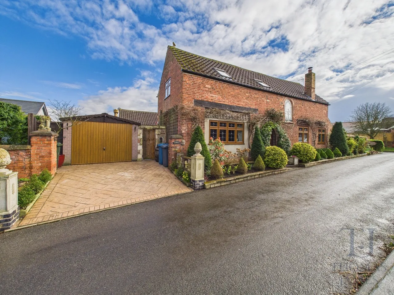 2 bed | 1 bathroom barn conversion for sale, The Rushes, Gotham, NG11