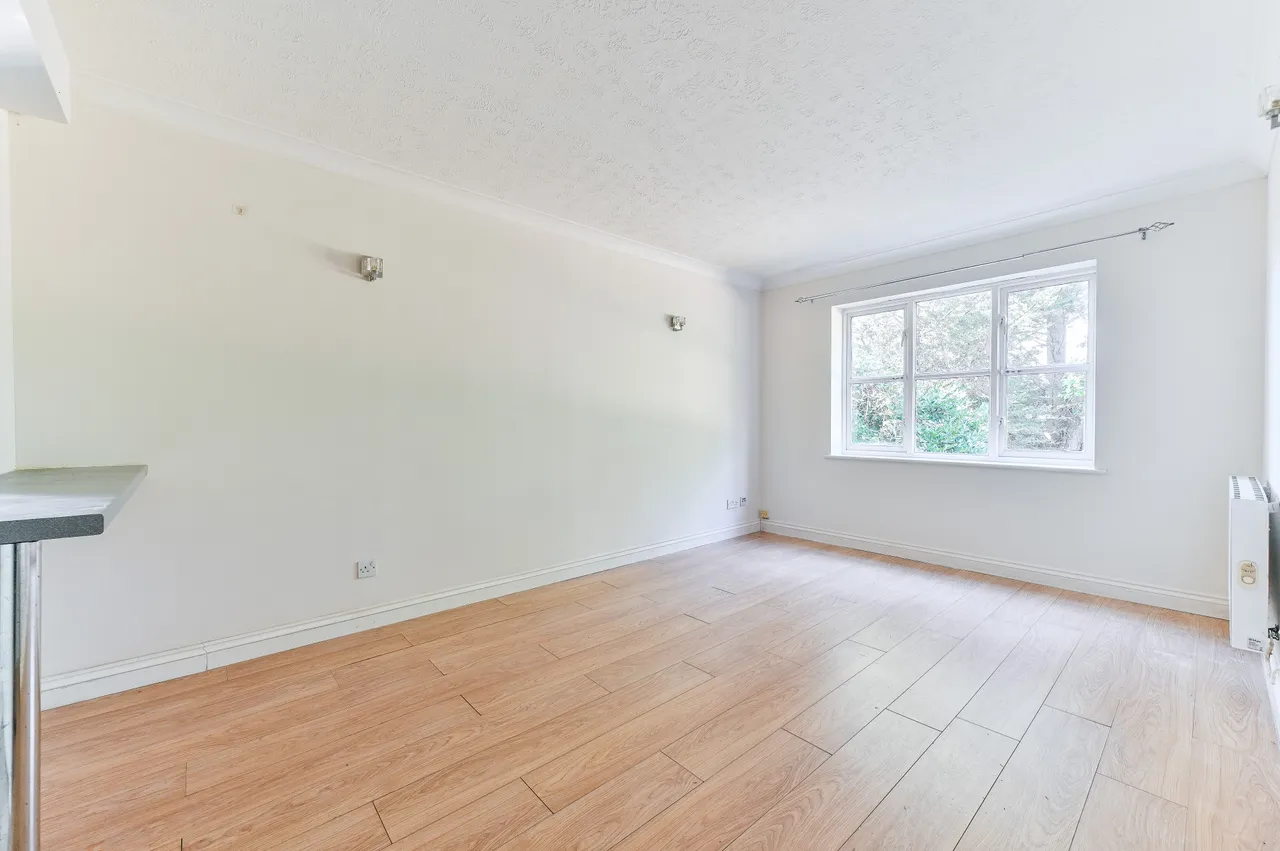 3 Cramer Court, Warwick Road, New Malden, photo 2