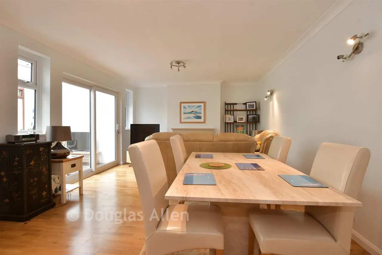 Dacre Gardens, Chigwell, IG7, photo 2