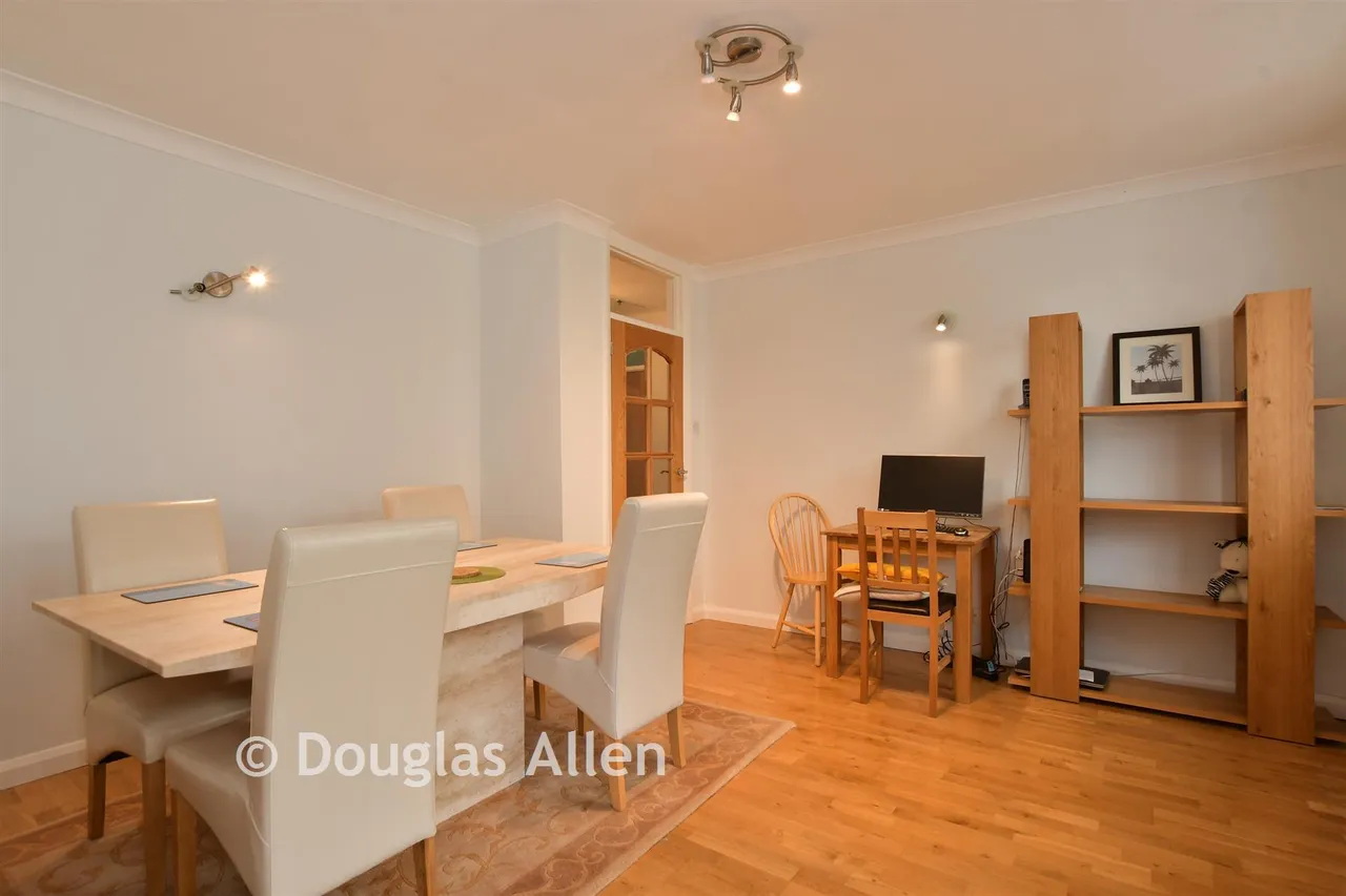 Dacre Gardens, Chigwell, IG7, photo 4