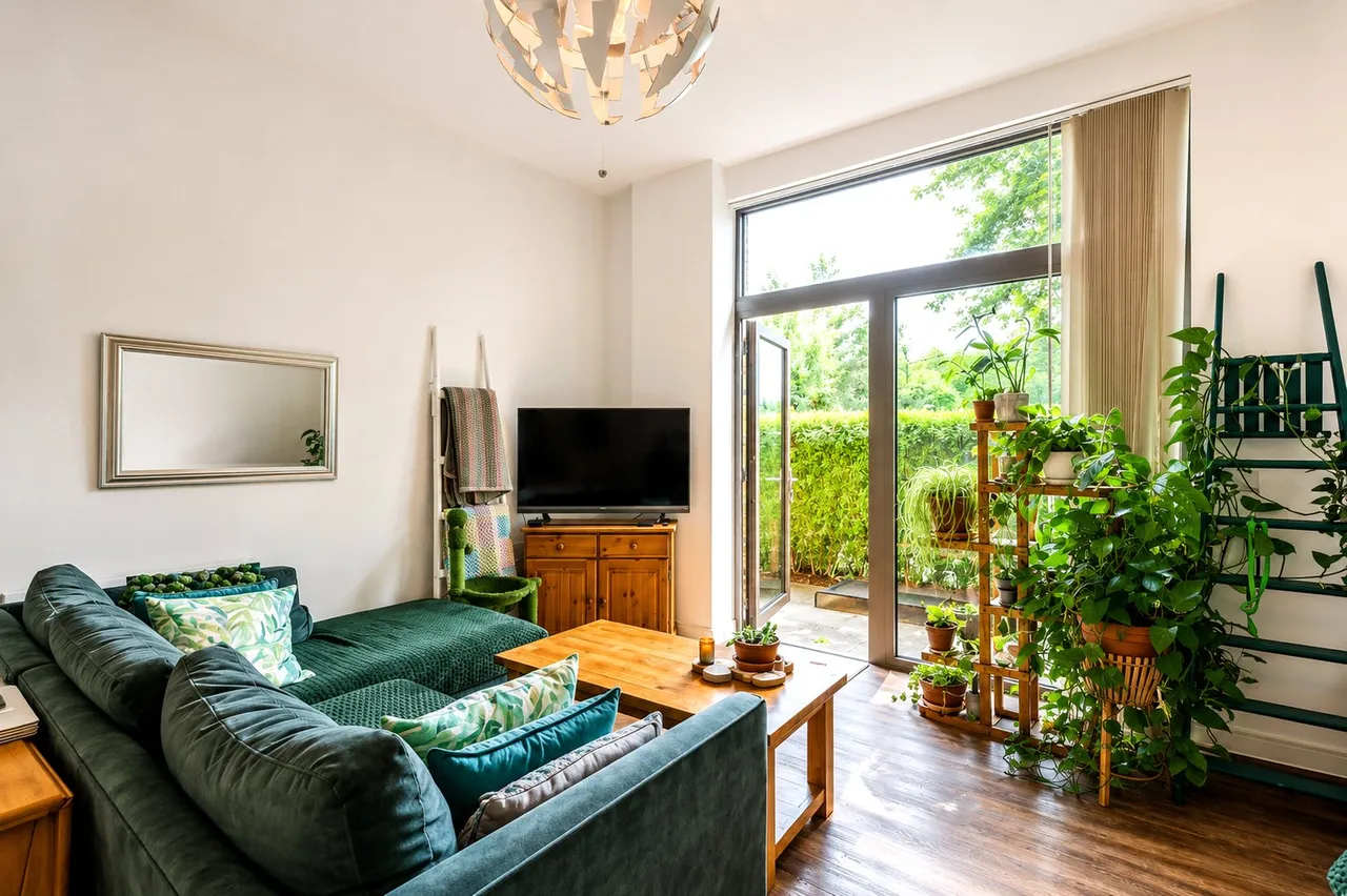 Walnut Tree Close, Guildford, GU1, photo 2