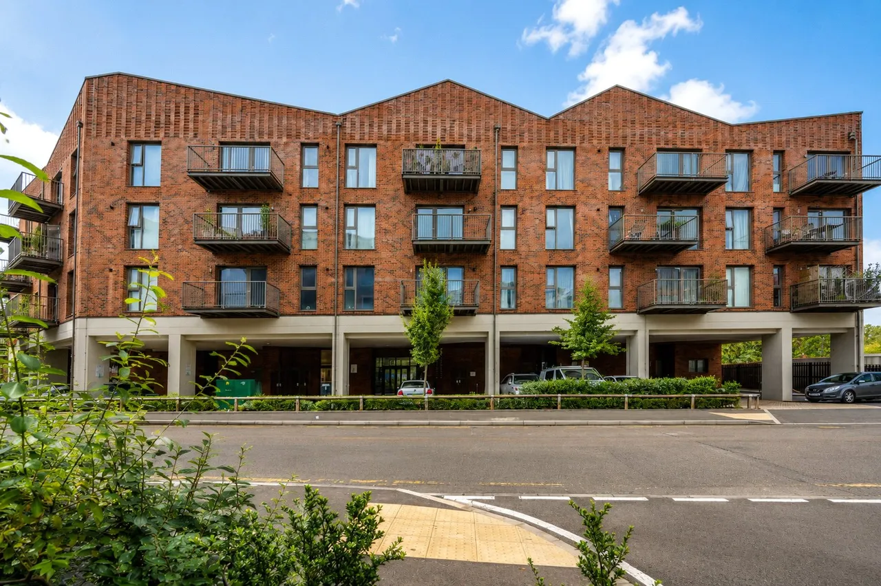 2 bed flat for sale, Walnut Tree Close, Guildford, GU1