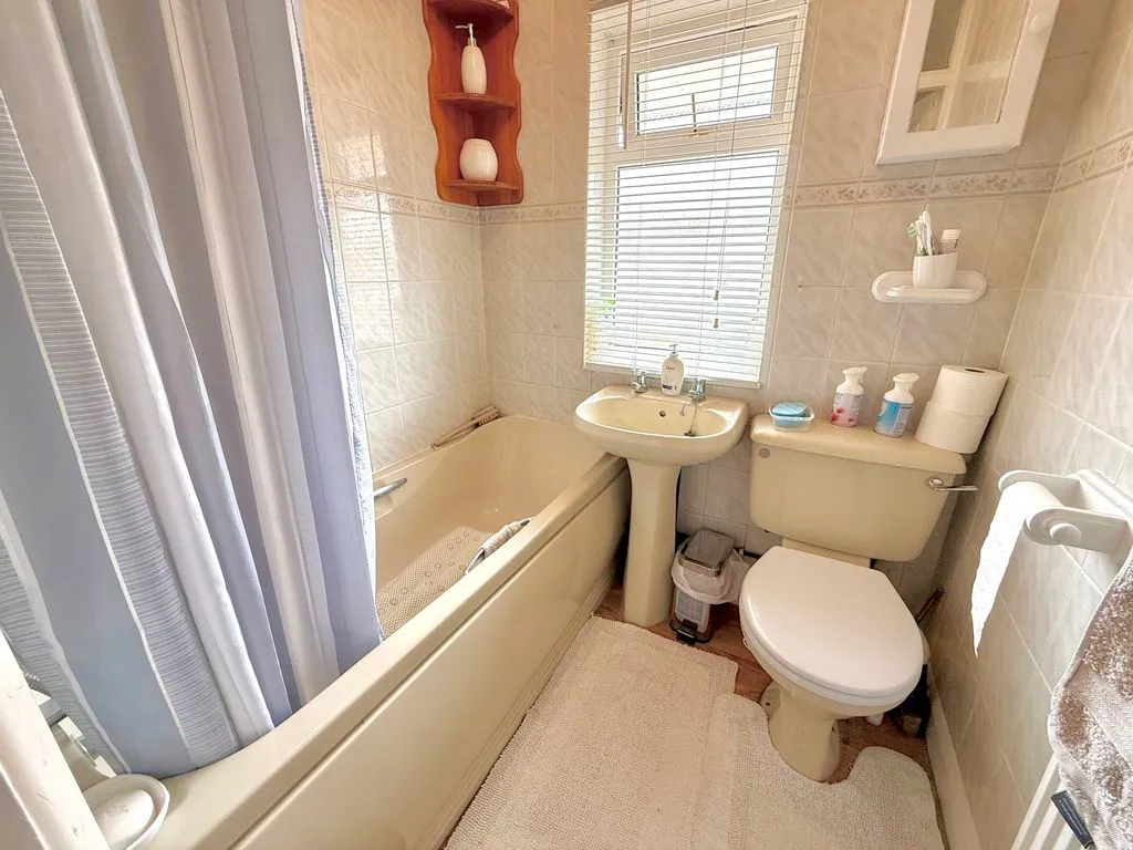 Brackendale Grove, Luton LU3 2LT, photo 12