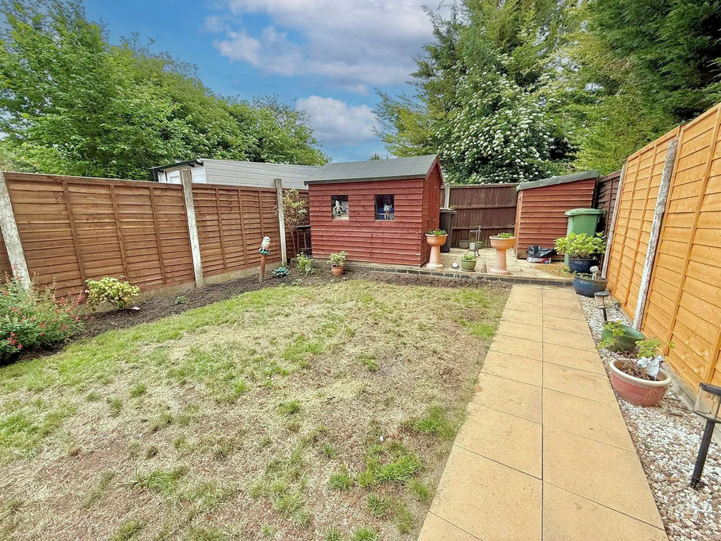 Brackendale Grove, Luton LU3 2LT, photo 14