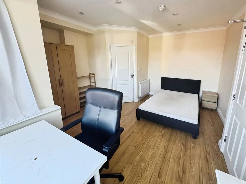 flat to rent — South Road, Englefield Green, Surrey, TW20