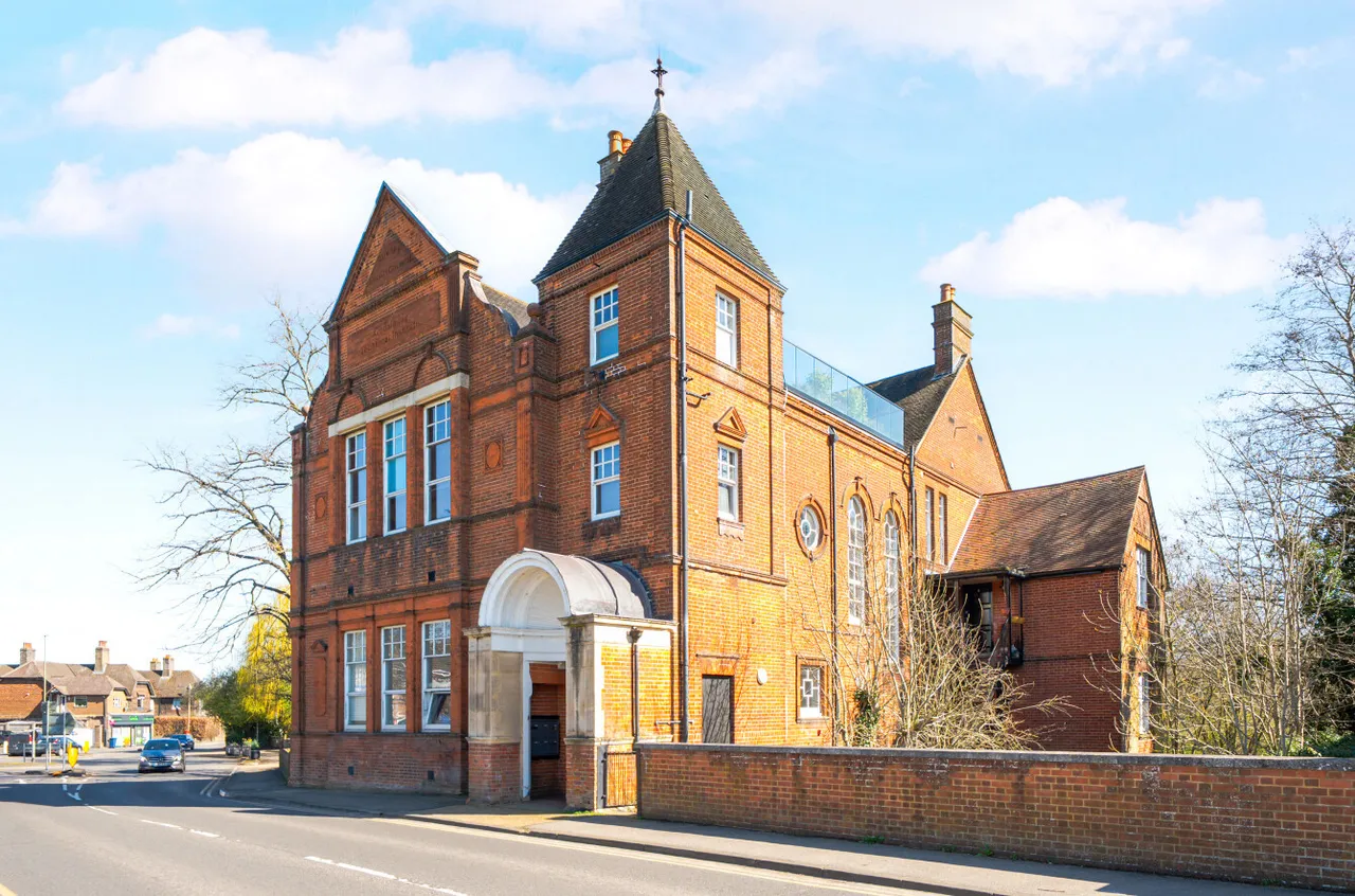 2 bed flat for sale, Bridge Road, Godalming, GU7