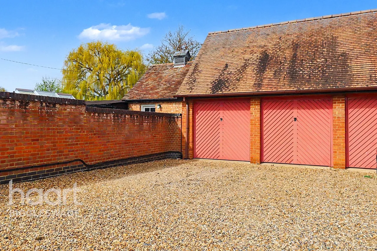Colemoreham Court, The Green, SG18, photo 13
