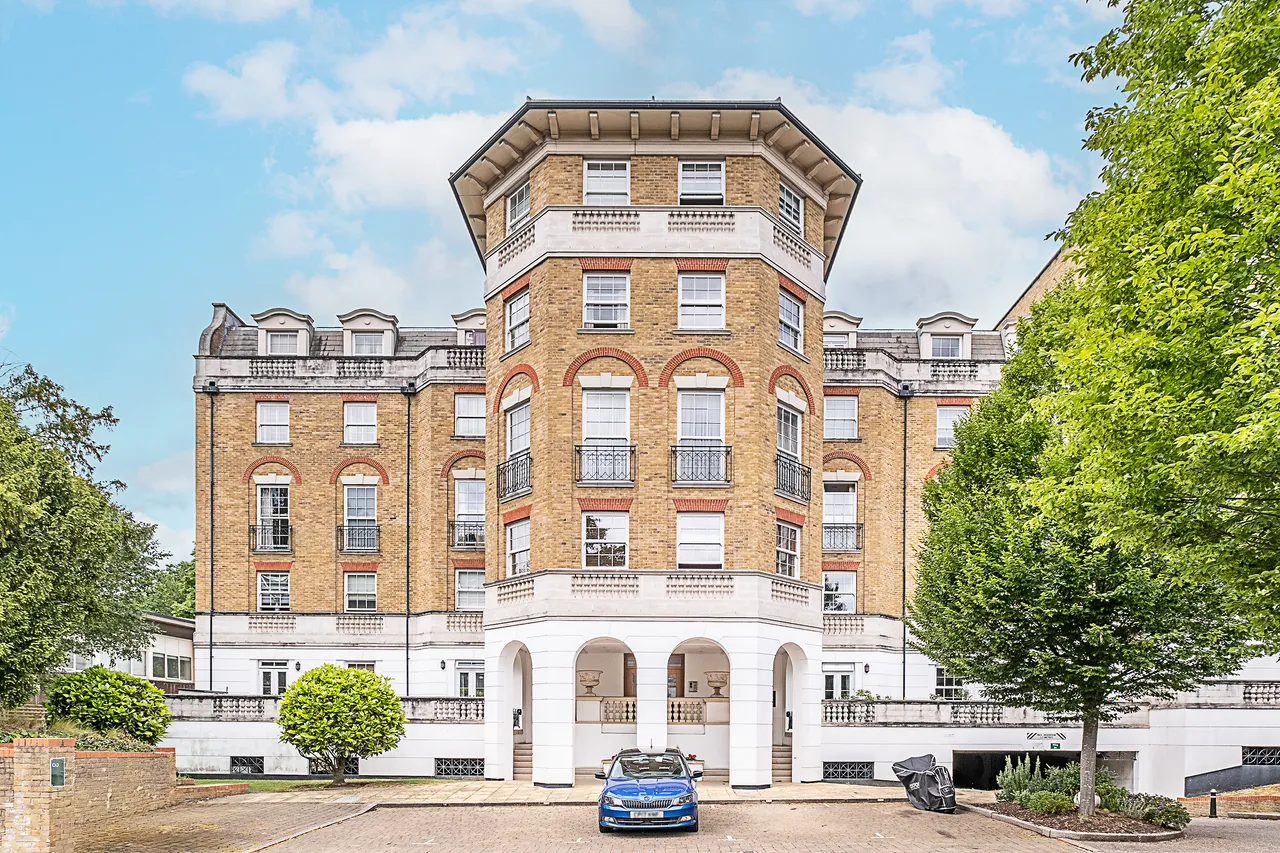 3 bed flat for sale — Chapman Square, London, SW19