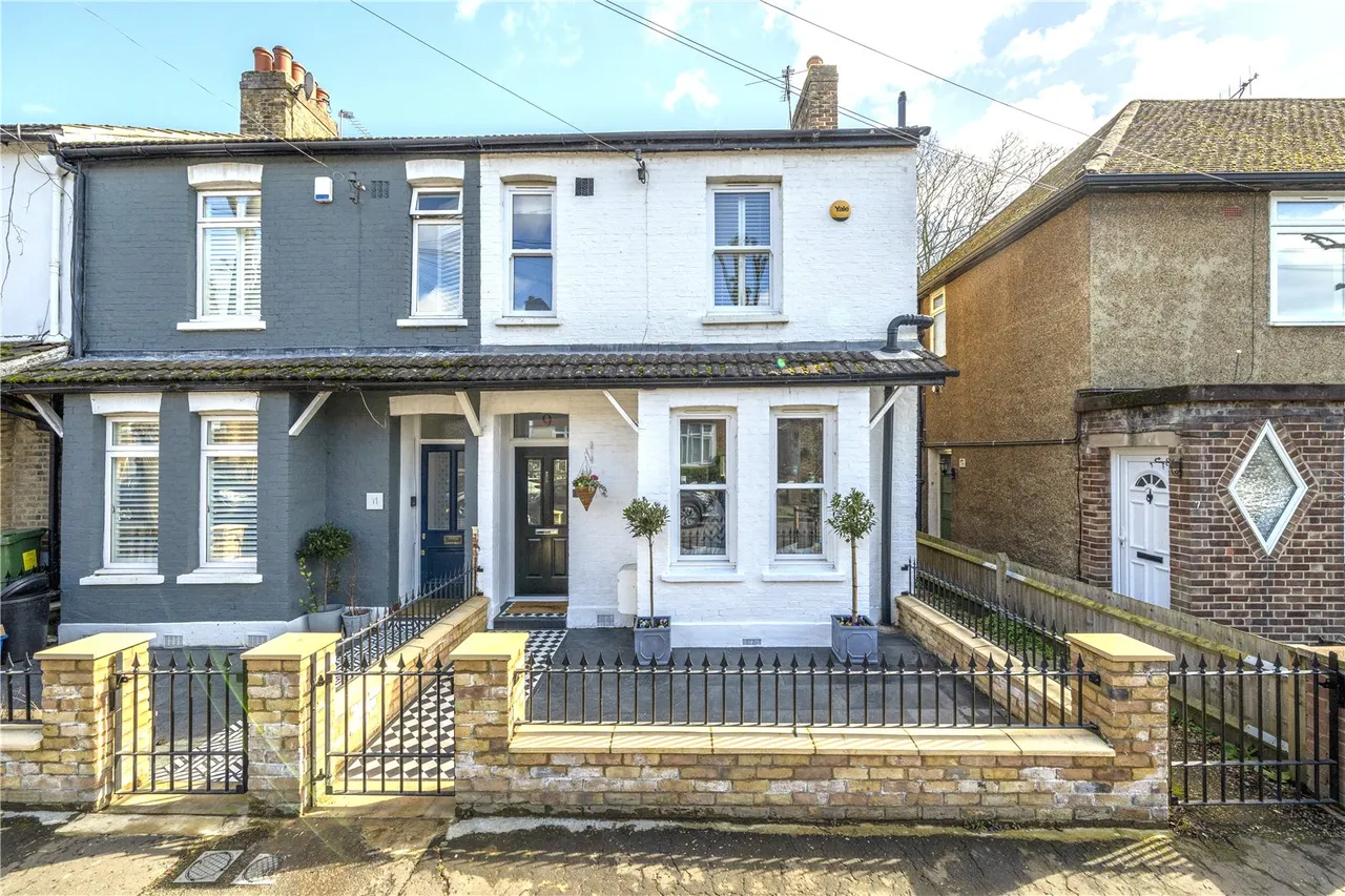 4 bed house for sale — Warfield Road, Hampton, TW12 2AY