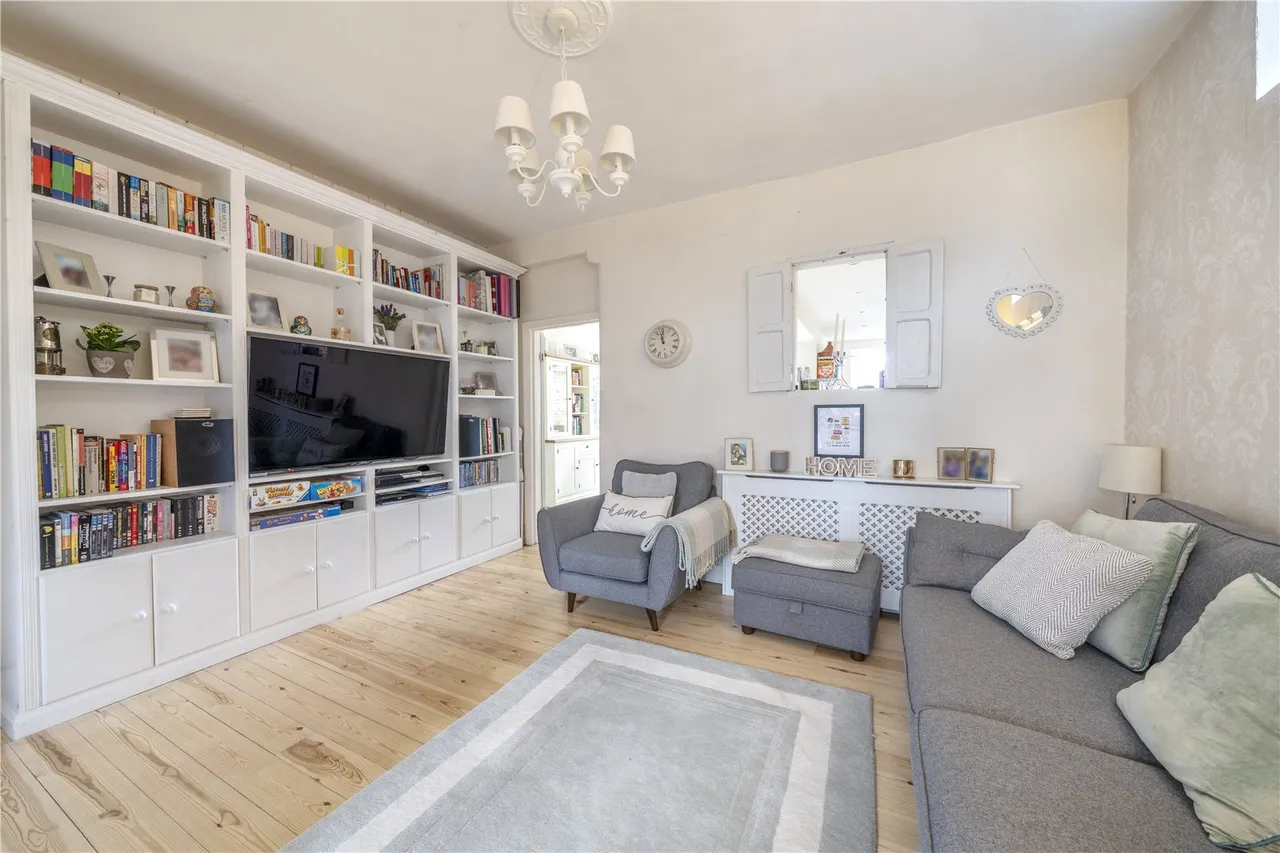 Warfield Road, Hampton, TW12 2AY, photo 2