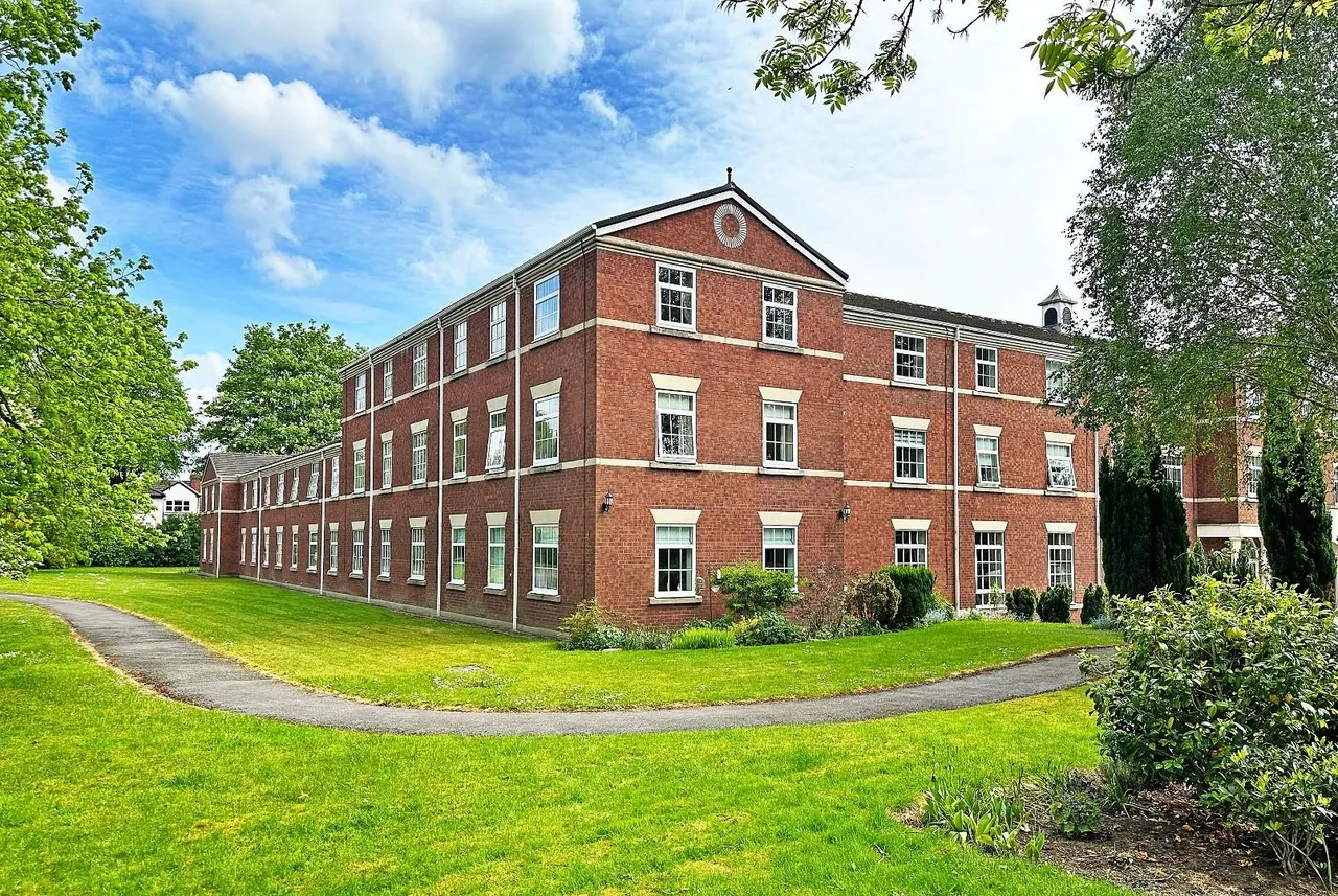 1 bed flat for sale — Queens Road, Hale, Cheshire WA15 9JF